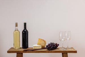 Le vin et le fromage fonctionnent si bien ensemble parce qu’ils partagent une même complexité. Le vin offre de la fraîcheur, de l’acidité, parfois de la douceur ou des tanins marqués